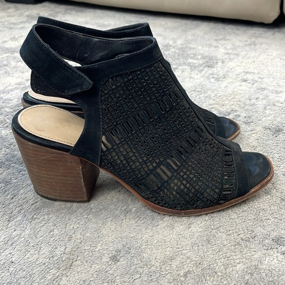 Vince Camuto Keannie Sandals Laser Cut Open Toe Stacked Heel Black Sz 8.5 - Picture 5 of 13